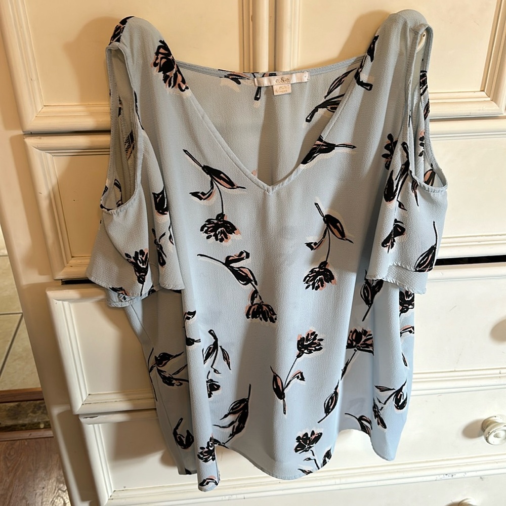 C&e large shows shoulders flowy shirt